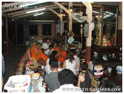 บรรยากาศการเตรียมมณฑลพิธีปลุกเสก คืนก่อนพิธี เหรียญรุ่น ๒ เลื่อนสมณศักดิ์ หลวงพ่ออิฏฐ์ วัดจุฬามณี ๒๕๕๒
