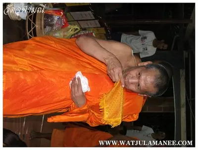 บรรยากาศการเตรียมมณฑลพิธีปลุกเสก คืนก่อนพิธี เหรียญรุ่น ๒ เลื่อนสมณศักดิ์ หลวงพ่ออิฏฐ์ วัดจุฬามณี ๒๕๕๒