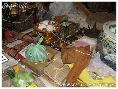 บรรยากาศการเตรียมมณฑลพิธีปลุกเสก คืนก่อนพิธี เหรียญรุ่น ๒ เลื่อนสมณศักดิ์ หลวงพ่ออิฏฐ์ วัดจุฬามณี ๒๕๕๒