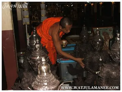 บรรยากาศการเตรียมมณฑลพิธีปลุกเสก คืนก่อนพิธี เหรียญรุ่น ๒ เลื่อนสมณศักดิ์ หลวงพ่ออิฏฐ์ วัดจุฬามณี ๒๕๕๒