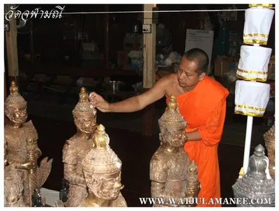 บรรยากาศการเตรียมมณฑลพิธีปลุกเสก คืนก่อนพิธี เหรียญรุ่น ๒ เลื่อนสมณศักดิ์ หลวงพ่ออิฏฐ์ วัดจุฬามณี ๒๕๕๒