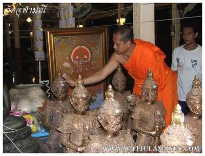 บรรยากาศการเตรียมมณฑลพิธีปลุกเสก คืนก่อนพิธี เหรียญรุ่น ๒ เลื่อนสมณศักดิ์ หลวงพ่ออิฏฐ์ วัดจุฬามณี ๒๕๕๒