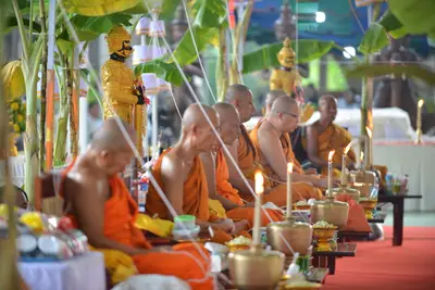 พระเถราจารย์นั่งปรกอธิษฐานจิต พิธีพุทธาภิเษกเหรียญท้าวเวสสุวรรณโณ รุ่นเศรษฐีมหาจักรพรรดิ วัดจุฬามณี ปี ๒๕๖๒