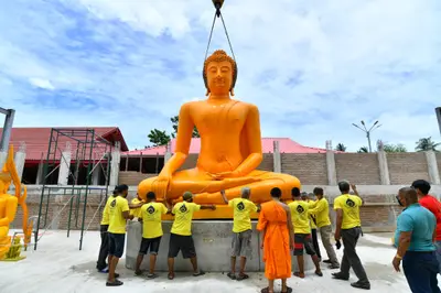 องค์พระประธานถูกยกด้วยเครนลงประดิษฐานบนฐาน วัดจุฬามณี ปี ๒๕๖๕