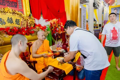 ภาพบรรยากาศพิธีทำบุญอายุวัฒนมงคล ๗๐ ปี พระสมุทรวชิรโสภณ วิ. (หลวงพ่ออิฏฐ์) วัดจุฬามณี ๑ สิงหาคม ๒๕๖๙ (ชุดที่ ๒) — ภาพที่ 40