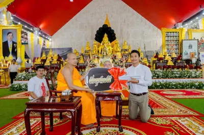 พิธีมอบกุญแจรถยนต์แก่ศูนย์การศึกษาพิเศษ ประจำจังหวัดสมุทรสงคราม ในงานทำบุญอายุวัฒนมงคล ๗๐ ปี พระสมุทรวชิรโสภณ วิ. (หลวงพ่ออิฏฐ์) วัดจุฬามณี ๑ สิงหาคม ๒๕๖๙