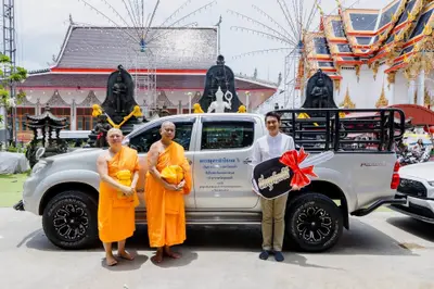 รถยนต์กระบะที่วัดจุฬามณีมอบให้ศูนย์การศึกษาพิเศษ ประจำจังหวัดสมุทรสงคราม — ข้างรถระบุนามผู้มอบ พระสมุทรวชิรโสภณ วิ. ที่ปรึกษาเจ้าคณะภาค ๑๕ เจ้าอาวาสวัดจุฬามณี ๑ สิงหาคม ๒๕๖๙
