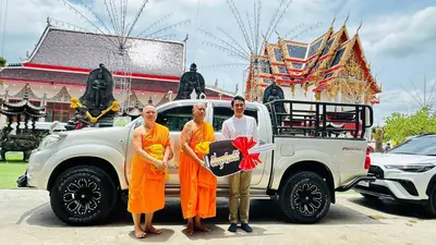พระสงฆ์วัดจุฬามณีและผู้แทนศูนย์การศึกษาพิเศษ ประจำจังหวัดสมุทรสงคราม หน้ารถยนต์ที่รับมอบ ๑ สิงหาคม ๒๕๖๙