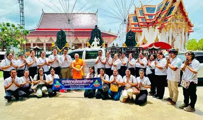 คณะผู้บริหารและบุคลากรศูนย์การศึกษาพิเศษ ประจำจังหวัดสมุทรสงคราม ถ่ายภาพหมู่ในพิธีรับมอบรถยนต์ ณ วัดจุฬามณี ๑ สิงหาคม ๒๕๖๙