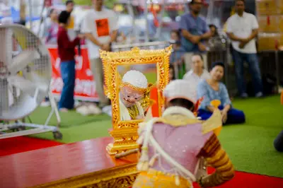 ภาพบรรยากาศพิธีบูชาครู-ครอบครูบูรพาจารย์ วัดจุฬามณี วันพุธที่ ๑๙ สิงหาคม ๒๕๖๙ — ภาพที่ 65