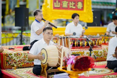 ภาพบรรยากาศพิธีบูชาครู-ครอบครูบูรพาจารย์ วัดจุฬามณี วันพุธที่ ๑๙ สิงหาคม ๒๕๖๙ — ภาพที่ 70