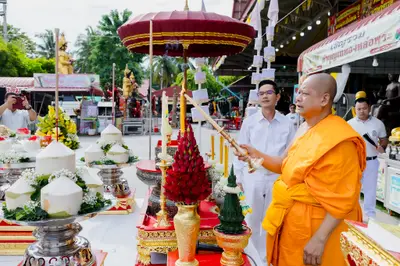 ภาพบรรยากาศพิธีบูชาครู-ครอบครูบูรพาจารย์ วัดจุฬามณี วันพฤหัสบดีที่ ๒๐ สิงหาคม ๒๕๖๙ — ภาพที่ 18