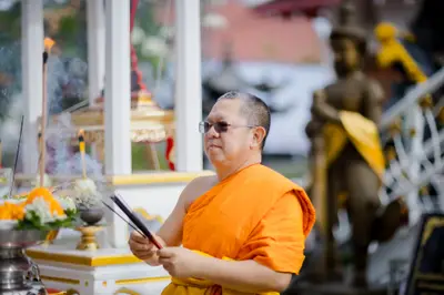ภาพบรรยากาศพิธีบูชาครู-ครอบครูบูรพาจารย์ วัดจุฬามณี วันพฤหัสบดีที่ ๒๐ สิงหาคม ๒๕๖๙ — ภาพที่ 27