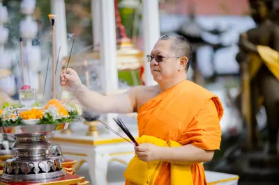 ภาพบรรยากาศพิธีบูชาครู-ครอบครูบูรพาจารย์ วัดจุฬามณี วันพฤหัสบดีที่ ๒๐ สิงหาคม ๒๕๖๙ — ภาพที่ 28