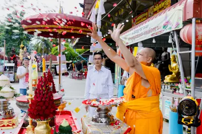 ภาพบรรยากาศพิธีบูชาครู-ครอบครูบูรพาจารย์ วัดจุฬามณี วันพฤหัสบดีที่ ๒๐ สิงหาคม ๒๕๖๙ — ภาพที่ 35