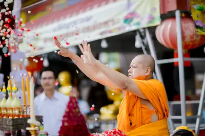 ภาพบรรยากาศพิธีบูชาครู-ครอบครูบูรพาจารย์ วัดจุฬามณี วันพฤหัสบดีที่ ๒๐ สิงหาคม ๒๕๖๙ — ภาพที่ 36