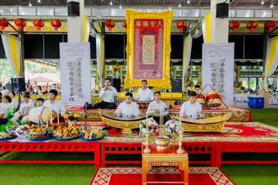 ภาพบรรยากาศพิธีบูชาครู-ครอบครูบูรพาจารย์ วัดจุฬามณี วันพฤหัสบดีที่ ๒๐ สิงหาคม ๒๕๖๙ — ภาพที่ 40