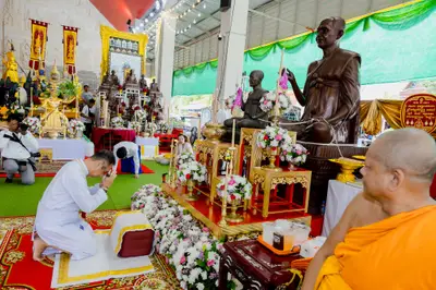 ภาพบรรยากาศพิธีบูชาครู-ครอบครูบูรพาจารย์ วัดจุฬามณี วันพฤหัสบดีที่ ๒๐ สิงหาคม ๒๕๖๙ — ภาพที่ 44