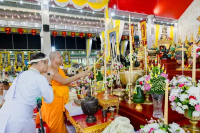 ภาพบรรยากาศพิธีบูชาครู-ครอบครูบูรพาจารย์ วัดจุฬามณี วันพฤหัสบดีที่ ๒๐ สิงหาคม ๒๕๖๙ — ภาพที่ 55