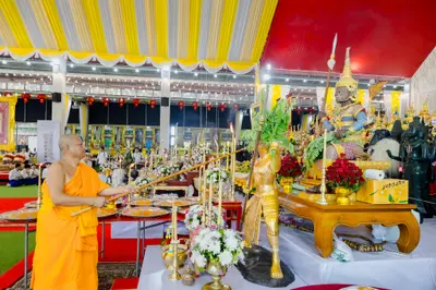 ภาพบรรยากาศพิธีบูชาครู-ครอบครูบูรพาจารย์ วัดจุฬามณี วันพฤหัสบดีที่ ๒๐ สิงหาคม ๒๕๖๙ — ภาพที่ 59