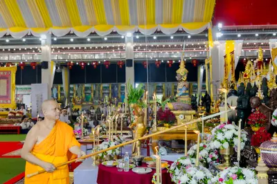 ภาพบรรยากาศพิธีบูชาครู-ครอบครูบูรพาจารย์ วัดจุฬามณี วันพฤหัสบดีที่ ๒๐ สิงหาคม ๒๕๖๙ — ภาพที่ 60