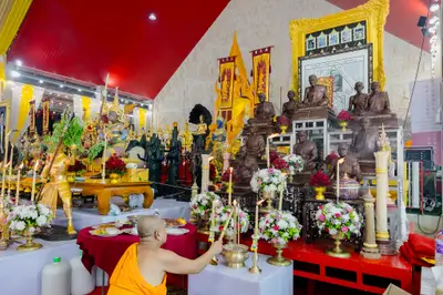ภาพบรรยากาศพิธีบูชาครู-ครอบครูบูรพาจารย์ วัดจุฬามณี วันพฤหัสบดีที่ ๒๐ สิงหาคม ๒๕๖๙ — ภาพที่ 61