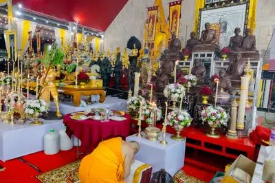 ภาพบรรยากาศพิธีบูชาครู-ครอบครูบูรพาจารย์ วัดจุฬามณี วันพฤหัสบดีที่ ๒๐ สิงหาคม ๒๕๖๙ — ภาพที่ 62