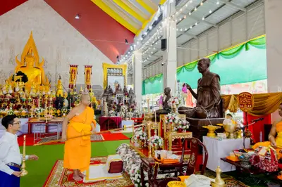 ภาพบรรยากาศพิธีบูชาครู-ครอบครูบูรพาจารย์ วัดจุฬามณี วันพฤหัสบดีที่ ๒๐ สิงหาคม ๒๕๖๙ — ภาพที่ 63