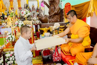 ภาพบรรยากาศพิธีบูชาครู-ครอบครูบูรพาจารย์ วัดจุฬามณี วันพฤหัสบดีที่ ๒๐ สิงหาคม ๒๕๖๙ — ภาพที่ 65