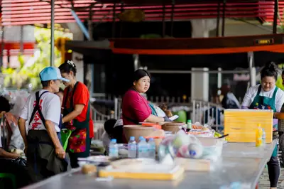 ภาพบรรยากาศพิธีบูชาครู-ครอบครูบูรพาจารย์ วัดจุฬามณี วันพฤหัสบดีที่ ๒๐ สิงหาคม ๒๕๖๙ — ภาพที่ 87