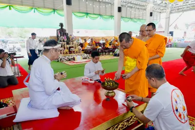 ภาพบรรยากาศพิธีบูชาครู-ครอบครูบูรพาจารย์ วัดจุฬามณี วันพฤหัสบดีที่ ๒๐ สิงหาคม ๒๕๖๙ — ภาพที่ 91