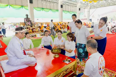 ภาพบรรยากาศพิธีบูชาครู-ครอบครูบูรพาจารย์ วัดจุฬามณี วันพฤหัสบดีที่ ๒๐ สิงหาคม ๒๕๖๙ — ภาพที่ 93
