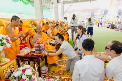ภาพบรรยากาศพิธีบูชาครู-ครอบครูบูรพาจารย์ วัดจุฬามณี วันพฤหัสบดีที่ ๒๐ สิงหาคม ๒๕๖๙ — ภาพที่ 94