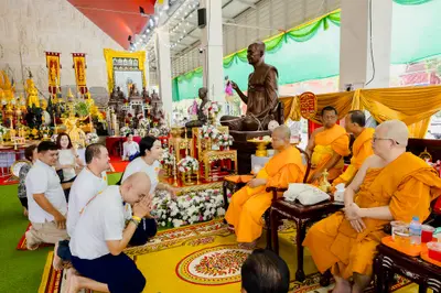 ภาพบรรยากาศพิธีบูชาครู-ครอบครูบูรพาจารย์ วัดจุฬามณี วันพฤหัสบดีที่ ๒๐ สิงหาคม ๒๕๖๙ — ภาพที่ 97