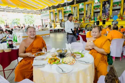 ภาพบรรยากาศพิธีบูชาครู-ครอบครูบูรพาจารย์ วัดจุฬามณี วันพฤหัสบดีที่ ๒๐ สิงหาคม ๒๕๖๙ — ภาพที่ 98