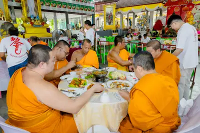 ภาพบรรยากาศพิธีบูชาครู-ครอบครูบูรพาจารย์ วัดจุฬามณี วันพฤหัสบดีที่ ๒๐ สิงหาคม ๒๕๖๙ — ภาพที่ 99