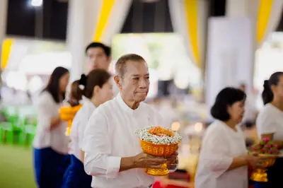 ภาพบรรยากาศพิธีบูชาครู-ครอบครูบูรพาจารย์ วัดจุฬามณี วันพฤหัสบดีที่ ๒๐ สิงหาคม ๒๕๖๙ — ภาพที่ 104