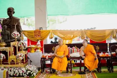 ภาพบรรยากาศพิธีบูชาครู-ครอบครูบูรพาจารย์ วัดจุฬามณี วันพฤหัสบดีที่ ๒๐ สิงหาคม ๒๕๖๙ — ภาพที่ 106