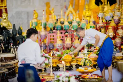 ภาพบรรยากาศพิธีบูชาครู-ครอบครูบูรพาจารย์ วัดจุฬามณี วันพฤหัสบดีที่ ๒๐ สิงหาคม ๒๕๖๙ — ภาพที่ 107