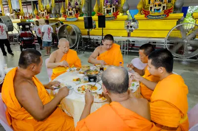 ภาพบรรยากาศพิธีบูชาครู-ครอบครูบูรพาจารย์ วัดจุฬามณี วันพฤหัสบดีที่ ๒๐ สิงหาคม ๒๕๖๙ — ภาพที่ 109
