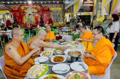 ภาพบรรยากาศพิธีบูชาครู-ครอบครูบูรพาจารย์ วัดจุฬามณี วันพฤหัสบดีที่ ๒๐ สิงหาคม ๒๕๖๙ — ภาพที่ 111