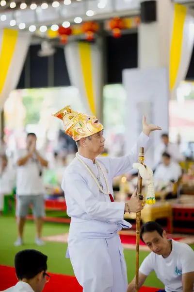 ภาพบรรยากาศพิธีบูชาครู-ครอบครูบูรพาจารย์ วัดจุฬามณี วันพฤหัสบดีที่ ๒๐ สิงหาคม ๒๕๖๙ — ภาพที่ 118