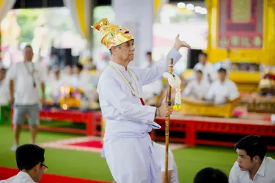 ภาพบรรยากาศพิธีบูชาครู-ครอบครูบูรพาจารย์ วัดจุฬามณี วันพฤหัสบดีที่ ๒๐ สิงหาคม ๒๕๖๙ — ภาพที่ 119