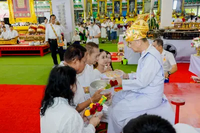 ภาพบรรยากาศพิธีบูชาครู-ครอบครูบูรพาจารย์ วัดจุฬามณี วันพฤหัสบดีที่ ๒๐ สิงหาคม ๒๕๖๙ — ภาพที่ 124