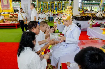 ภาพบรรยากาศพิธีบูชาครู-ครอบครูบูรพาจารย์ วัดจุฬามณี วันพฤหัสบดีที่ ๒๐ สิงหาคม ๒๕๖๙ — ภาพที่ 125