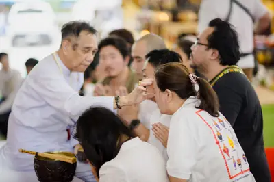 ภาพบรรยากาศพิธีบูชาครู-ครอบครูบูรพาจารย์ วัดจุฬามณี วันพฤหัสบดีที่ ๒๐ สิงหาคม ๒๕๖๙ — ภาพที่ 133