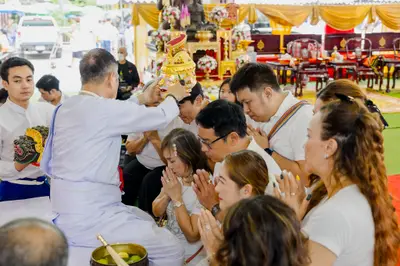 ภาพบรรยากาศพิธีบูชาครู-ครอบครูบูรพาจารย์ วัดจุฬามณี วันพฤหัสบดีที่ ๒๐ สิงหาคม ๒๕๖๙ — ภาพที่ 135