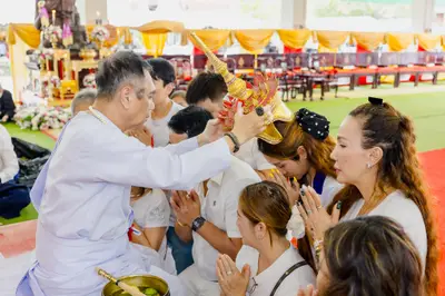 ภาพบรรยากาศพิธีบูชาครู-ครอบครูบูรพาจารย์ วัดจุฬามณี วันพฤหัสบดีที่ ๒๐ สิงหาคม ๒๕๖๙ — ภาพที่ 136