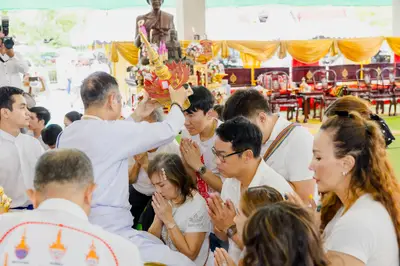 ภาพบรรยากาศพิธีบูชาครู-ครอบครูบูรพาจารย์ วัดจุฬามณี วันพฤหัสบดีที่ ๒๐ สิงหาคม ๒๕๖๙ — ภาพที่ 137