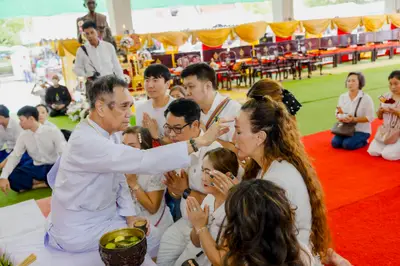 ภาพบรรยากาศพิธีบูชาครู-ครอบครูบูรพาจารย์ วัดจุฬามณี วันพฤหัสบดีที่ ๒๐ สิงหาคม ๒๕๖๙ — ภาพที่ 138